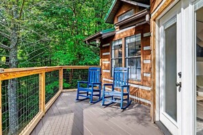 Terrace/patio - Gatlinburg Chalet w/ Hot Tub & Fire Pit (Gatlinburg)