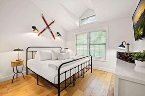 3 bedrooms, iron/ironing board, free WiFi, bed sheets - Gatlinburg Chalet w/ Hot Tub & Fire Pit (Gatlinburg)