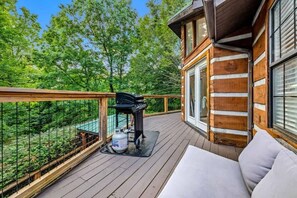 Terrace/patio - Grand Ole Mtn House: hot tub•fire pit•air hockey (Gatlinburg)