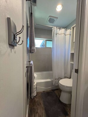 Dusj, hårføner og håndklær