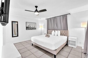 3 Schlafzimmer, Schreibtisch, Bügeleisen/Bügelbrett, Reisekinderbett