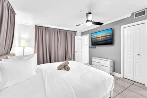 3 habitaciones, escritorio y tabla de planchar con plancha