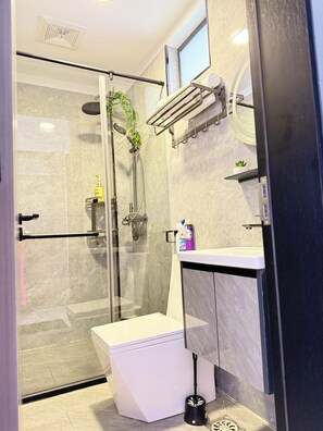 Shower, hair dryer, towels, soap - Chic 2-bedroom apartment with AC, fitness room in fabulous Nairobi (Nairobi)