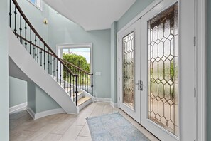 المنشأة من الداخل