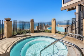 Zona de piscina amb vista a l'oceà, piscina número 3 i una tanca metàl·lica.
