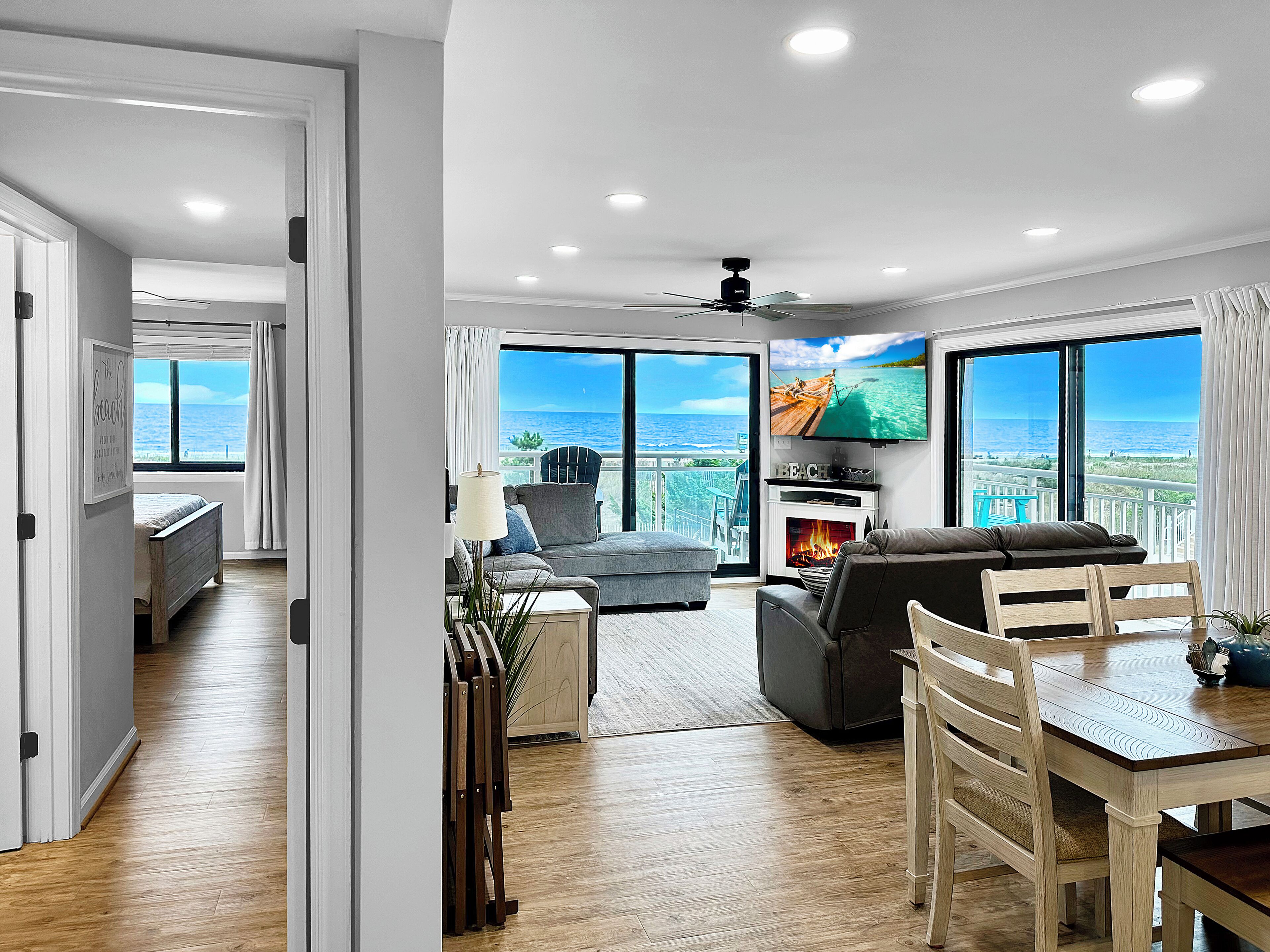 TV connectée, cheminée, livres, médiathèque