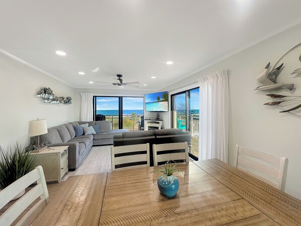 Smart TV, chimenea, libros y biblioteca musical 