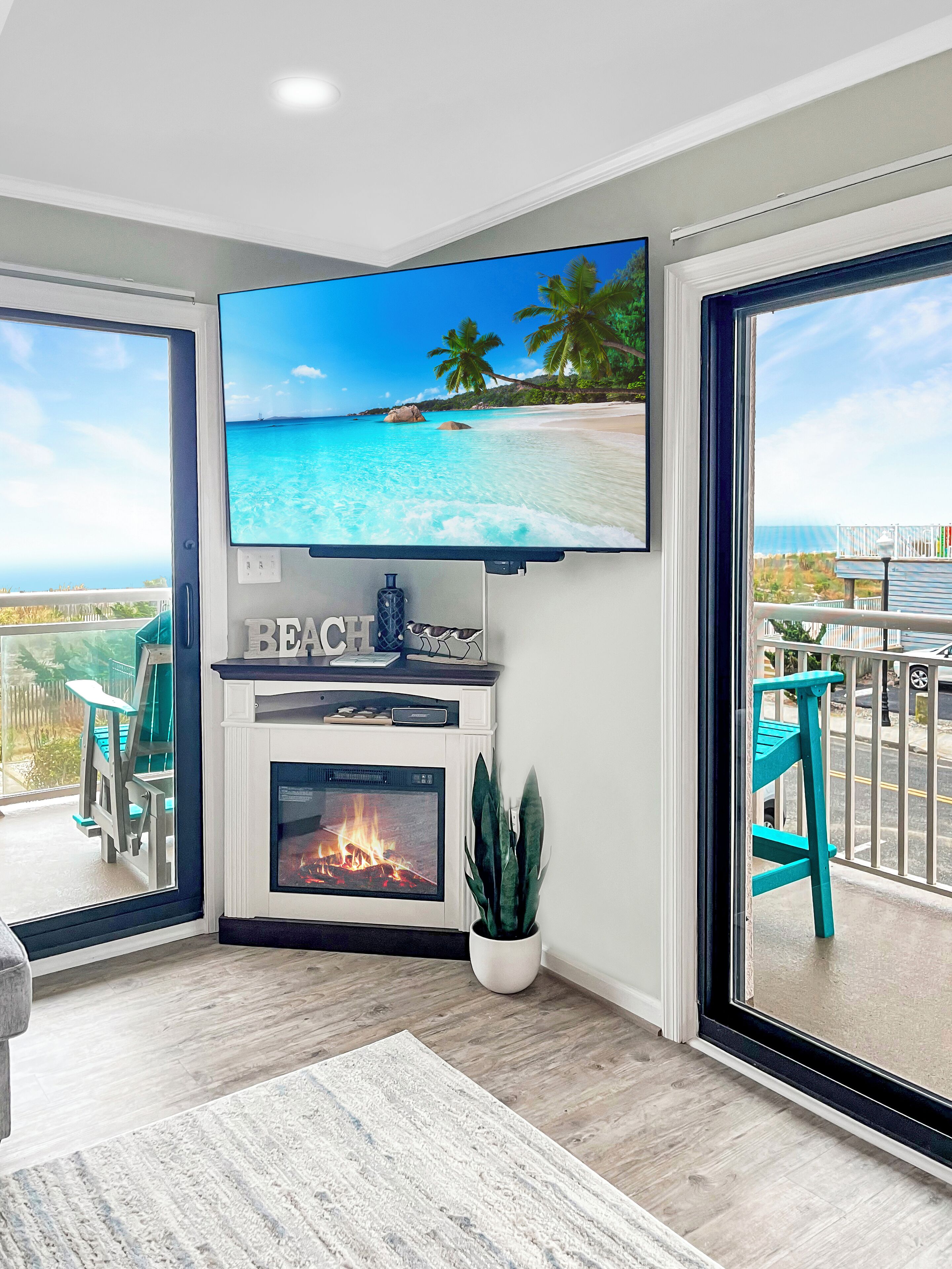 Smart TV, chimenea, libros y biblioteca musical 