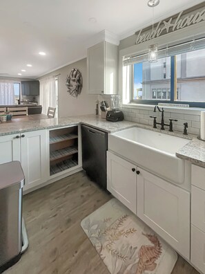 Fridge, microwave, oven, stovetop - 2-bedroom condo with wraparound Ocean Views, Arcade, Steps to Boardwalk (Ocean City)