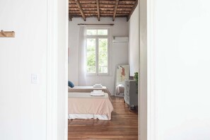 3 habitaciones, tabla de planchar con plancha, wifi y ropa de cama 