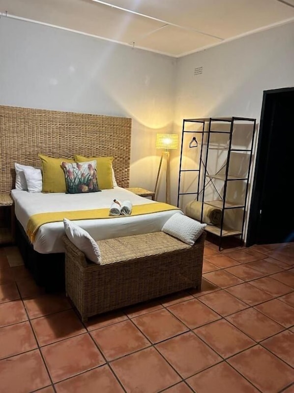 Habitación de lujo doble, patio, vistas al jardín | Tabla de planchar con plancha y wifi gratis