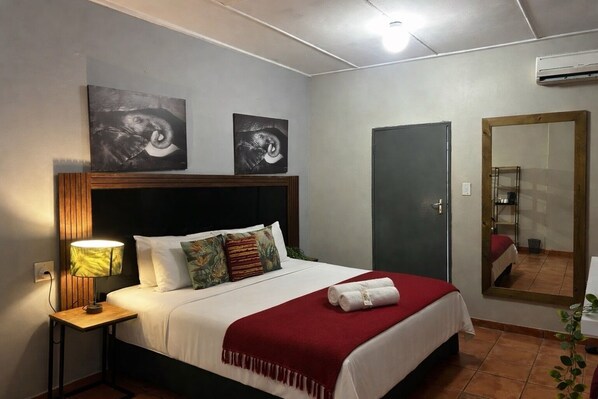 Standard Double Room, Garden View | Iron/ironing board, free WiFi - Bothabelo Lodge (Phalaborwa)