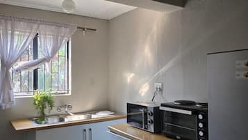 Standard Room, Patio, Garden View | Private kitchenette