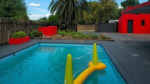 A swimming pool with two yellow and green floating barriers. - Bothabelo Lodge (Phalaborwa)