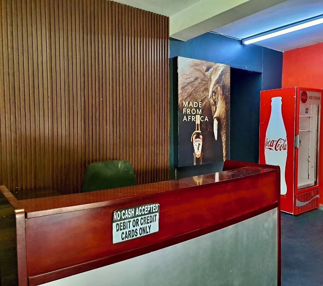 Una recepción con un letrero que indica que no se aceptan efectivo, solo tarjetas de débito o crédito.