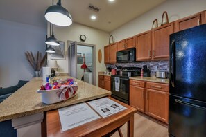 冷蔵庫、電子レンジ、オーブン、コンロ