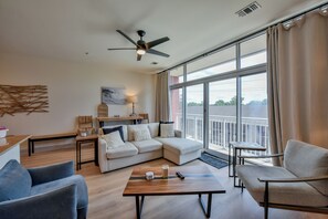 Smart TV - Steps to the Stadium - Book for Football Season!  Rooftop Deck! (Tuscaloosa)