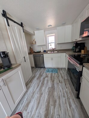 Microondas, horno, placa de cocina y lavavajillas