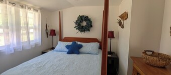 Charming Relaxing Cottage, 2 minutes from Lake Shore Park Beach and Fishing