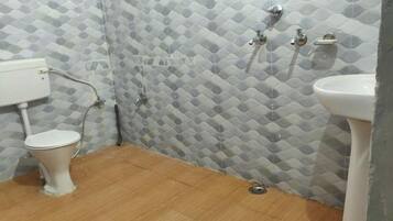 Basic Double Room | Bathroom