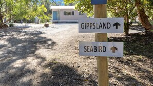 Un panneau indicateur avec des flèches pointant vers « Gippsland » et « Seabird ».