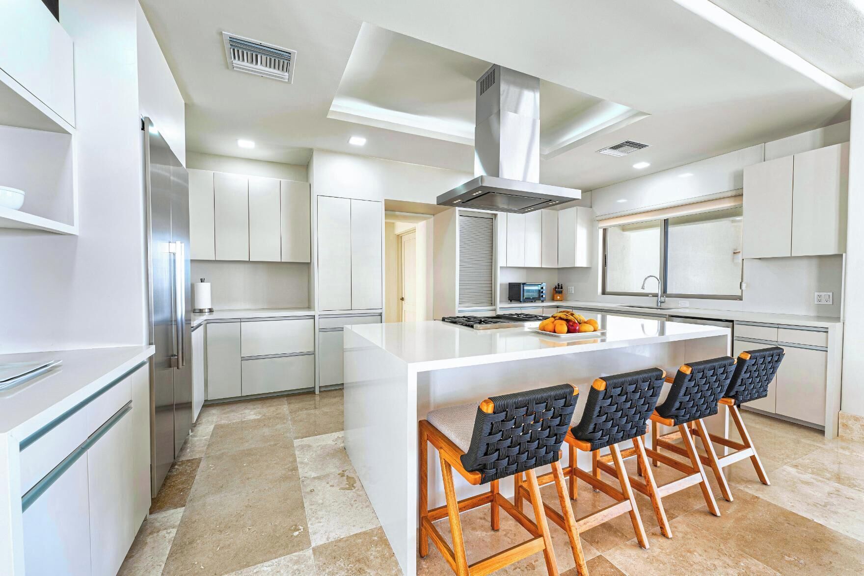 Jääkaappi, mikroaaltouuni, uuni, liesi