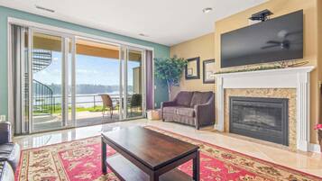 Een televisie, een open haard en een kantoor