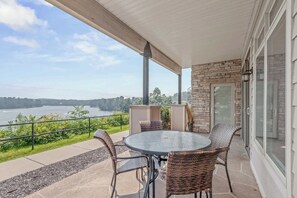Outdoor dining - Luxury Lakefront Condo in Wisconsin Dells (Wisconsin Dells)