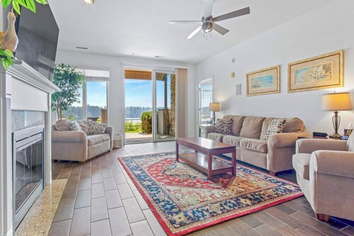 Luxury Lakefront Condo in Wisconsin Dells