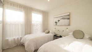 2 عدّة غرف نوم ومكواة/لوح كي وسرير سفر وخدمة الإنترنت