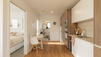 2 dormitoris, planxa i posts de planxar i un bressol de viatge