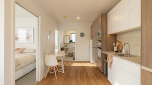 2 quartos, ferros/tábuas de passar roupa, berço de viagem