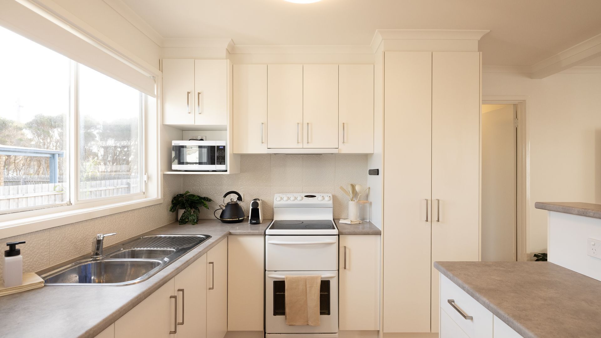 Fridge, microwave, oven, coffee/tea maker