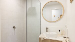 Shower, hair dryer - Phillip Island Hot Springs Retreat (Surf Beach)