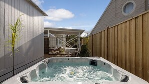 Outdoor spa tub - Phillip Island Hot Springs Retreat (Surf Beach)