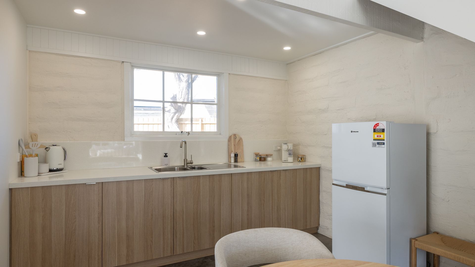 Frigorífico, microondas, placa de cocina y cafetera o tetera