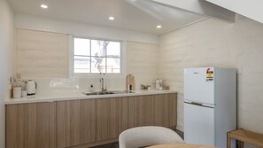 Réfrigérateur, micro-ondes, plaque de cuisson, cafetière/bouilloire