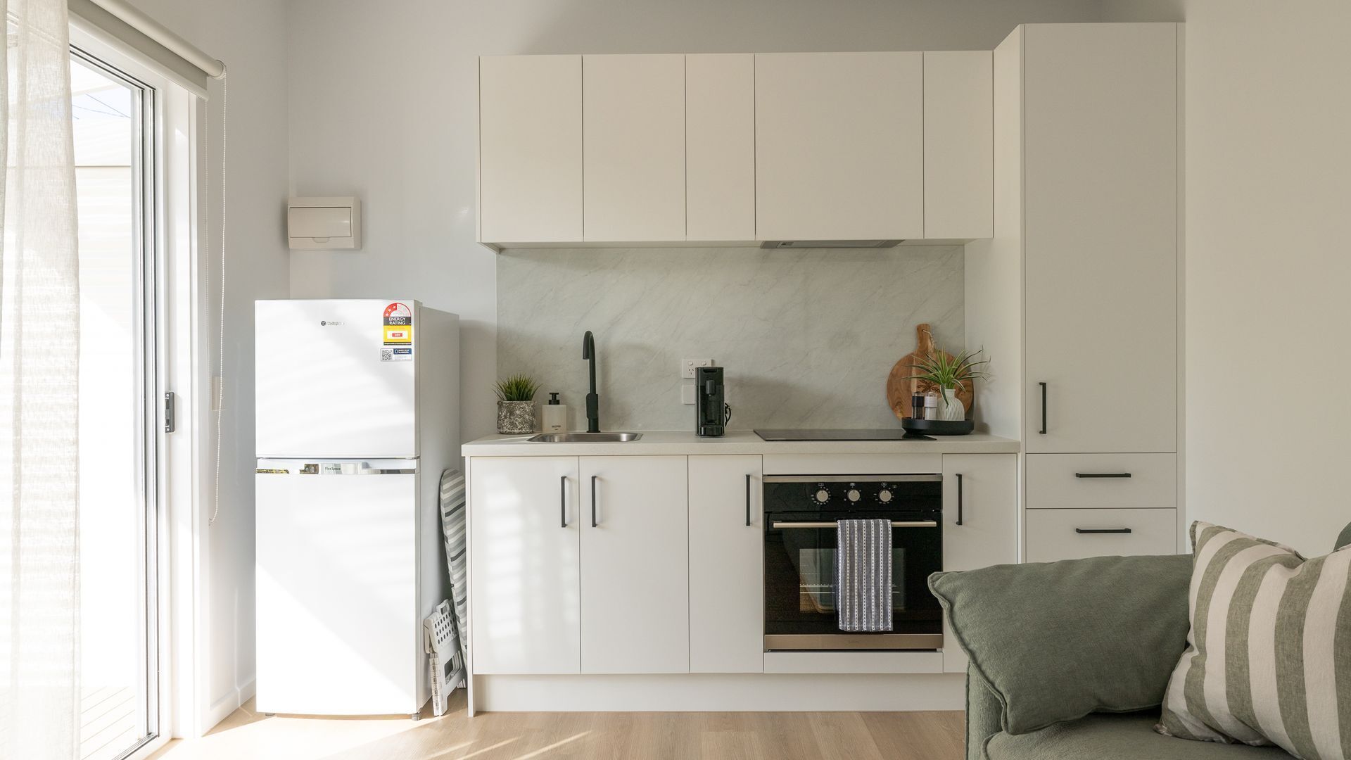 Jääkaappi, mikroaaltouuni, uuni, liesi