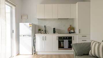 Kylskåp, mikrovågsugn, ugn och spishäll