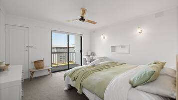 4 habitaciones, tabla de planchar con plancha, cuna de viaje y internet