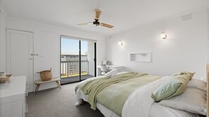 4 habitaciones, tabla de planchar con plancha, cuna de viaje y internet 