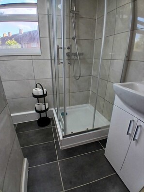 タオル、石鹸、トイレットペーパー