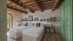 6 bedrooms, iron/ironing board, Internet, bed sheets