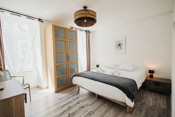 3 chambres, bureau, fer et planche à repasser, lit parapluie