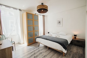 3 bedrooms, desk, iron/ironing board, travel cot