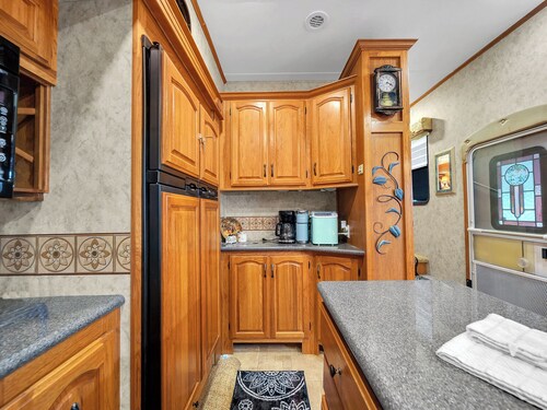 Glamping with Hot Tub, WIFI, firepit – Perfect for Campers & Nature Lovers