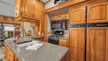 Refrigerador, microondas, lavavajillas y cafetera y tetera