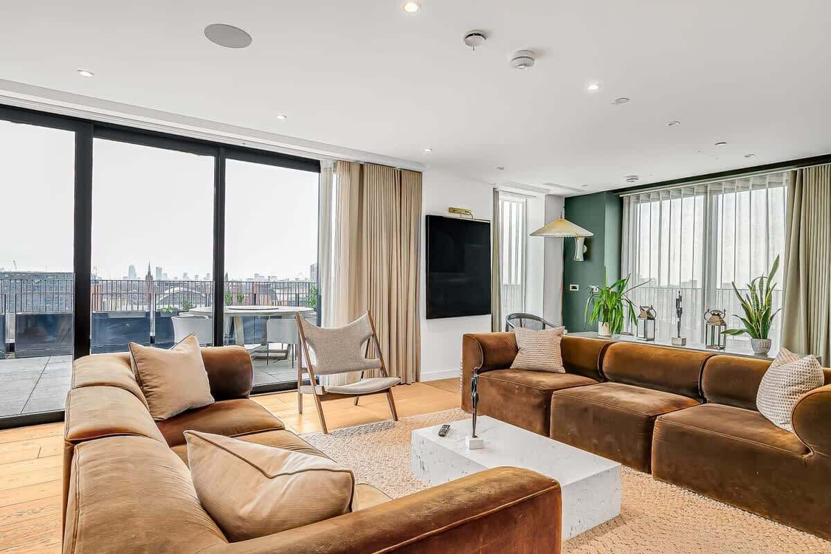 Een televisie en een kantoor