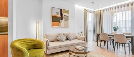 Una televisión, una oficina