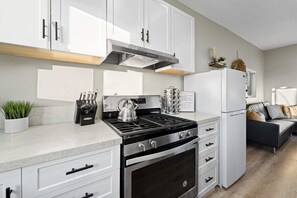 Kühlschrank, Mikrowelle, Ofen, Herdplatte